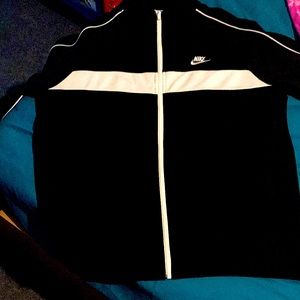 It's Nike size large the color is black and white